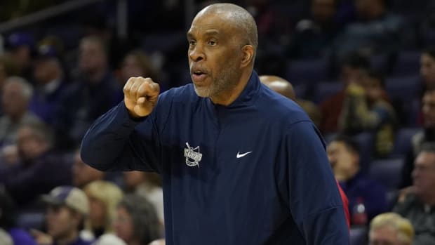 Detroit Mercy head coach Mike Davis calls out a play in a game.